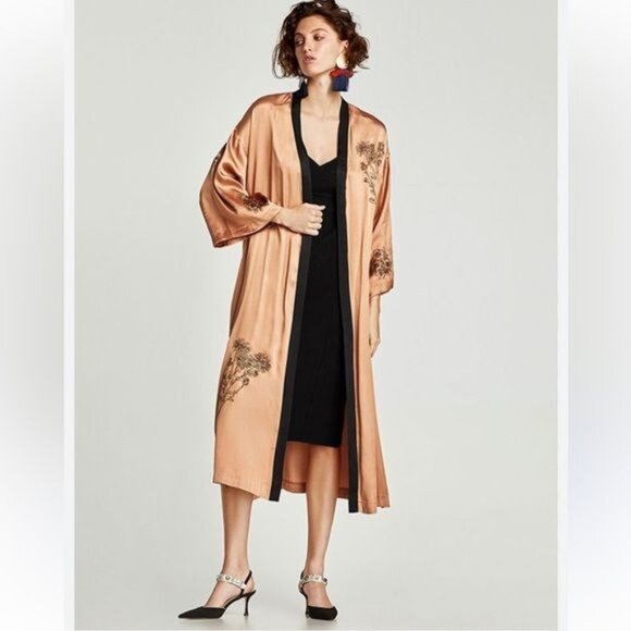 Zara Belted Embroidered Floral Silky Kimono Robe Womens Size XS/S Asian Boho - Picture 1 of 12